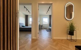 Stylish 3 Bedroom Apartment With Balcony